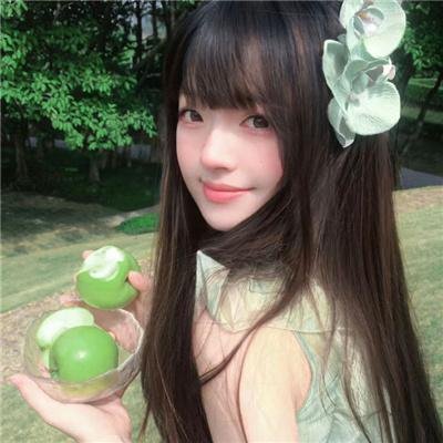 泳池里的女人